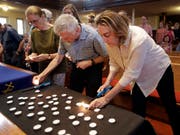 Protest mit Kerzen: Demonstranten kritisieren die Hinrichtung eines 59-Jährigen wegen Vergewaltigung und Mordes an einer Siebenjährigen 1986 im US-Bundesstaat Tennessee. (Bild: KEYSTONE/AP/MARK HUMPHREY)
