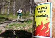 Die Waldbrandgefahr im Kanton Zug bleibt bestehen. (Bild: (KEYSTONE/Arno Balzarini))
