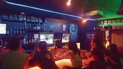 Das Innere der Game Bar «Space Station» in Osaka. Kunden dürfen in der Bar beliebige Videospiele auf Konsolen spielen, solange sie konsumieren. (Bild: PD)
