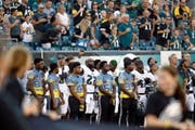 Philadelphias Malcolm Jenkins (Nummer 27) hebt die Faust während der Landeshymne. (Bild: Matt Rourke/Keystone (Philadelphia, 9. August 2018)