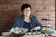 Früher bot Hanni Gisler an den Märkten und Messen Reinigungsmittel und Pfannen an, heute sind es selber hergestellte Naturprodukte. (Bild: PD)