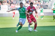 Marco Aratore (links, gegen Sions Ayoub Abdellaoui) war lange St. Gallens Dauerläufer - nun naht sein Abschied. (Bild: Ralph Ribi)