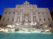 Streit um den besten Platz fürs Selfie: Blick auf den illuminierten Trevi-Brunnen in Rom. (Bild: KEYSTONE/EPA ANSA/ALESSANDRO DI MEO)