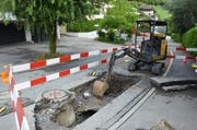 In der Gruobstrasse wurde ein Graben aufgerissen, um die Wasserleitungsbrüche zu reparieren. (Bild: Franziska Herger (Ennetmoos, 10. August 2018))