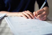 Linkshänder müssen in einer Rechtshänderwelt zurechtkommen. Doch gibt es mittlerweile spezielle Linkshändergeschäfte mit passenden Utensilien für diese. (Bild: Getty)