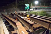 Arbeiter verlegen Stahlträger (Bild: Erhard Gick)