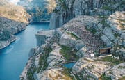 Ganz in der Nähe des Preikestolen wurde am 1. August der neue Film auf Grossleinwand gezeigt. (Bild: Carina Johansen/EPA; Forsand, 1. August 2018)