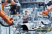 Die Ostschweizer Industrie ist gut unterwegs: Blick in die Produktion des Autozulieferers Autoneum in Sevelen. (Bild: PD)