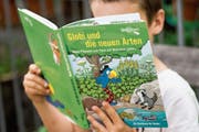 Das neue «Globi»-Buch befasst sich mit den Neophyten und Neozoen. (Bild: Angel Sanchez)