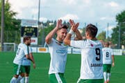 Brühls Ilija Ivic (links) klatscht mit Mitspieler Samel Sabanovic ab. Trainer Uwe Wegmann lobt Ivics positive Art. (Bild: Kurt Frischknecht)