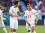 Im Nati-Dress Teamkollegen, in der Premier League künftig Konkurrenten: Stephan Lichtsteiner (links/Arsenal) und Xherdan Shaqiri (Liverpool) haben in England einen neuen Klub gefunden (Bild: KEYSTONE/LAURENT GILLIERON)
