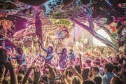 Bei Partys des spanischen Labels Elrow sind psychedelische Dekorationen und Verkleidungen Teil des Konzepts. (Bild: Khris Cowley/Here & Now)