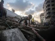 In Trümmer gelegt: Palästinenser in der von Israels Luftwaffe zerstörten mutmasslichen Hamas-Sicherheitszentrale in Gaza. (Bild: KEYSTONE/EPA/HAITHAM IMAD)