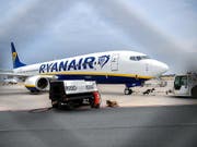 Viele Ryanair-Flieger bleiben am Freitag am Boden. (Bild: KEYSTONE/EPA/SASCHA STEINBACH)