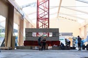 Auch auf Baustellen wird immer wieder kontrolliert, ob Schweizer Löhne und Arbeitsbedingungen eingehalten werden. Im Bild eine Arbeitsmarktkontrolle auf einer Baustelle in Sissach BL. (Bild: Jakob Ineichen)