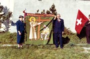 Die Fahnenpaten Marie Giger-Bachmann und Franz Felder bei der Fahnenweihe im Oktober 1959. (Bild: PD)