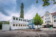 Gestapelte Container vor dem Schulhaus Hebel in St. Georgen. (Bild: Urs Bucher)