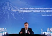 Der russische Ministerpräsident Dmitri Medwedew spricht an der Konferenz in der Region der Kamtschatka-Halbinsel zu den Medien (Bild: Dmitry Astakhov / Sputnik / AP (10. August 2018)