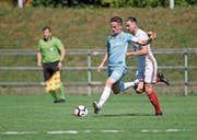 Der Zuger Ruben Burkard (links) setzt sich hier von seinem Zofinger Gegenspieler ab. (Bild: Stefan Kaiser (Zug, 11. August 2018)