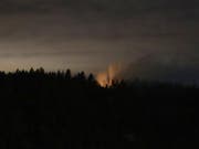 Ein Angestellter des internationalen Flughafens Seattle im US-Staat Washington hat am Freitagabend (Ortszeit) ein leeres Passagierflugzeug ohne Erlaubnis gestartet und ist damit kurz nach dem Abheben abgestürzt. (Bild: Keystone/AP/TED S. WARREN)