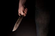 Der Mann bedrohte die Kassierin mit einem Messer. (Symbolbild)