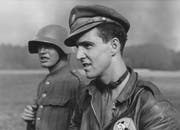 Oberleutnant Alva Jack Geron, der Pilot des «Death Dealer», mit einem Schweizer Bewacher. (Bild: Warbird.ch)