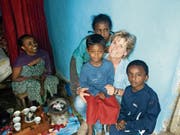 Annemarie Geurts mit drei Kindern, deren Mütter von Ilanga unterstützt werden. (Bild: PD)