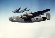 Bomber des Typs B-24 Liberator im engen Verbandsflug. In der Theorie sollten sie sich so mit ihren schweren Maschinengewehren gegenseitig gegen Angriffe von Abfangjägern schützen können. (Bild: Sammlung Reto Voneschen)