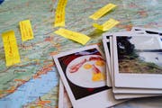 Zurück zum Papier: Post-it auf der Strassenkarte, Polaroids statt Selfies. Das sind die Utensilien einer Reise ohne Smartphone. (Bild: Malolo Kessler)