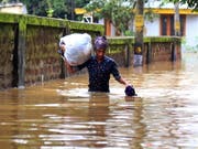 Nach sintflutartigen Regen im indischen Bundesstaat Kerala mussten tausende Menschen ihre Häuser verlassen. (Bild: KEYSTONE/EPA/PRAKASH ELAMAKKARA)