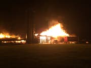 Ein Grossbrand hat in der Nacht auf Samstag in Oberriet SG ein Heulager und einen angrenzenden Kuhstall vollständig zerstört. Alle Tiere konnten gerettet werden. (Bild: Kantonspolizei St. Gallen)
