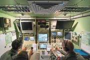 Die Bodenstation ist quasi das Cockpit der Drohne: rechts der Pilot, links der Payload-Operator, der die Kameras bedient. ((Bild: Christian Beutler, Keystone (Emmen, 20. August 2013))