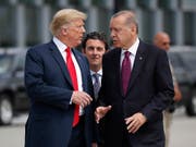 Der türkische Präsident Recep Tayyip Erdogan (rechts) warnt in Richtung US-Präsident Donald Trump (links) vor einem Ende der Partnerschaft zwischen den beiden Ländern. (Bild: KEYSTONE/AP/PABLO MARTINEZ MONSIVAIS)