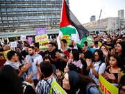 Tausende arabische Israelis und ihre Unterstützer haben in Tel Aviv Gleichberechtigung gefordert. (Bild: KEYSTONE/AP/ARIEL SCHALIT)