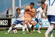 Der Buochser Christophe Lambert (links) behauptet hier den Ball gegen den Schötzer Verteidiger Till Fischer. (Bild: Philipp Schmidli (Buochs, 11. August 2018)