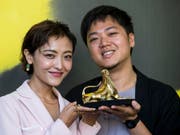 Die chinesische Schauspielerin Luna Kwok und der singapurische Regisseur Siew Hua Yeo posieren in Locarno mit dem Goldenen Leoparden für den Siegerfilm «A Land Imagined». (Bild: Keystone/ALEXANDRA WEY)