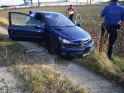 Nach einer rund sechsstündigen Verfolgungsjagd mit der Polizei landete der 19-jährige Lenker mit dem nicht zugelassenen blauen Peugeot schliesslich auf einem Feldweg und konnte dingfest gemacht werden. (Bild: Kantonspolizei Solothurn)