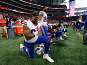 Einige NFL-Spieler knien während des Abspielens der US-Nationalhymne hin (Bild: KEYSTONE/AP/JOHN BAZEMORE)