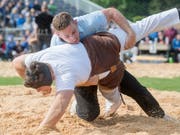 Remo Käser (oben), hier bei einem Angriff gegen Werner Suppiger (Bild: KEYSTONE/MARCEL BIERI)