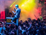 Eine Million Besucher tanzte an der 27. Street Parade rund ums Zürcher Seebecken mit. (Bild: KEYSTONE/PATRICK HUERLIMANN)