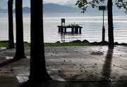 Sprungturm im Zugersee beim Strandbad Zug. (Archivbild: Stefan Kaiser))