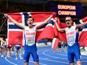 Die Ingebrigtsen-Brüder nach dem Zieleinlauf: Sieger Jakob (links) und Silbermann Henrik. (Bild: KEYSTONE/AP/MARTIN MEISSNER)