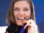 Nun hält sie sie endlich in den Händen: Lea Sprunger strahlt mit ihrer Goldmedaille. (Bild: KEYSTONE/EPA/HAYOUNG JEON)
