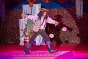 Pirat "Denys" wirbelt mit Diabolos durch die Manege.