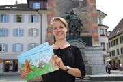 Nina Schuler will nun ihre Kinderbücher über Wilhelm Tell, die sie im Rahmen ihrer Maturaarbeit gestaltet hat, verkaufen.