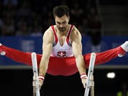 Oliver Hegi steht am Barren und auch am Reck im Gerätefinal (Bild: KEYSTONE/EPA/ROBERT GHEMENT)
