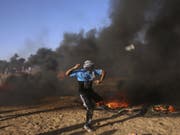 Nach den blutigen Auseinandersetzungen zwischen israelischen Soldaten und palästinensischen Demonstranten an der Grenze zum Gazastreifen ist ein dritter Palästinenser seinen Verletzungen erlegen. (Bild: Keystone/AP/ADEL HANA)