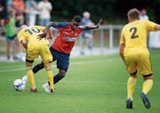 Der SC Cham - im Bild Jessy Nimi (Mitte) im Spiel gegen den FC Münsingen vom vergangenen Mittwoch - unterlag trotz eines Eigentors des FC Brühl. (Bild: Stefan Kaiser (Cham, 8. August 2018))