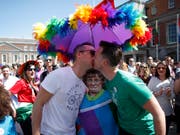 Rechte Gruppierungen haben am Samstag in Polen eine Veranstaltung zur Wahl des «Mister Gay Europe» gestört. (Bild: KEYSTONE/AP/PETER MORRISON)