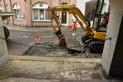 Am Donnerstag wird das Malheur mithilfe eines Baggers behoben. Bild: Valentina Thurnherr